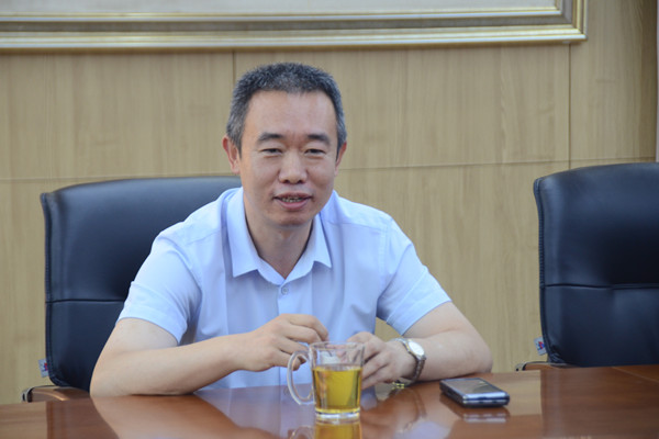 学校党总支书记、校长马海峰为退休教师送上祝福_副本.jpg